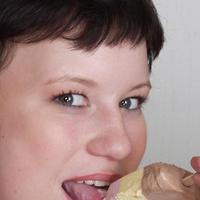 Dark-haired teen lesbos in freezin ice cream and tongue play