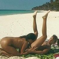 On the beach Maria Bellucci uses Patty Page's pussy