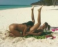On the beach Maria Bellucci uses Patty Page's pussy