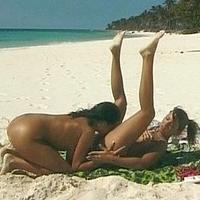On the beach Maria Bellucci uses Patty Page's pussy