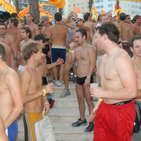 This amazing papi poolparty takes over the beach here in these amazing pics