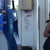 Stupid girl gets sharked on the gas station