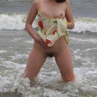 Hottie gets naked in the beach and get her furpie wet